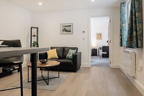 Gorgeous 1 BD in Central Cheltenham