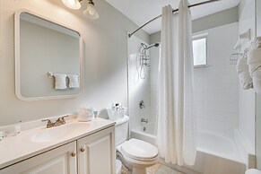 7 Mi to Disney: Condo w/ Pool & Hot Tub Access!