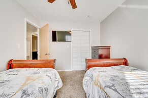 7 Mi to Disney: Condo w/ Pool & Hot Tub Access!