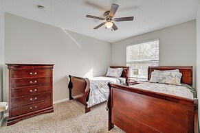 7 Mi to Disney: Condo w/ Pool & Hot Tub Access!