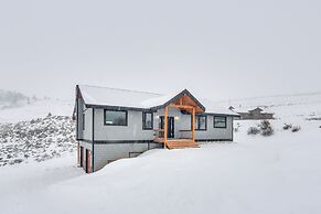2 Mi to Granby Ranch: Cozy Mountain-view Getaway!