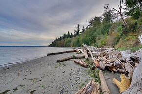 1/4 Mi to Beach: Family Home w/ Spacious Deck!