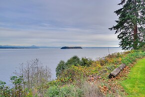 1/4 Mi to Beach: Family Home w/ Spacious Deck!