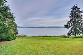 1/4 Mi to Beach: Family Home w/ Spacious Deck!