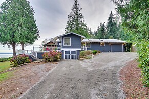 1/4 Mi to Beach: Family Home w/ Spacious Deck!