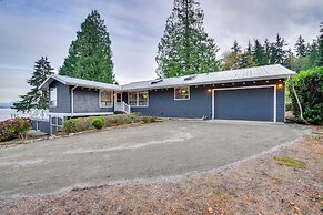 1/4 Mi to Beach: Family Home w/ Spacious Deck!