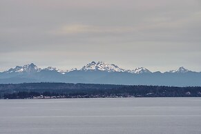 1/4 Mi to Beach: Family Home w/ Spacious Deck!