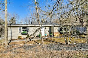 10 Mi to Asheville: Mtn-view Hideaway!