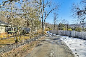 10 Mi to Asheville: Mtn-view Hideaway!