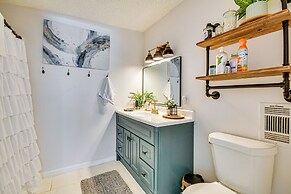 10 Mi to Asheville: Mtn-view Hideaway!