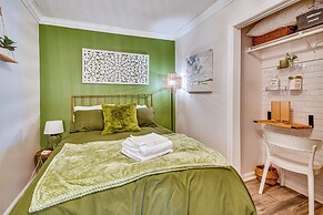 10 Mi to Asheville: Mtn-view Hideaway!