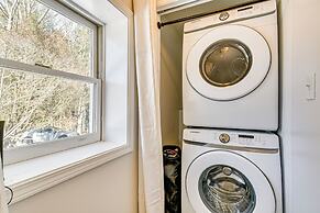 10 Mi to Asheville: Mtn-view Hideaway!