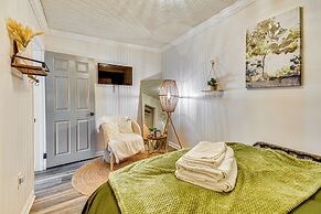 10 Mi to Asheville: Mtn-view Hideaway!