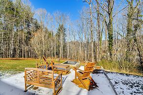 10 Mi to Asheville: Mtn-view Hideaway!