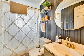 10 Mi to Asheville: Mtn-view Hideaway!