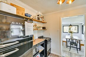 10 Mi to Asheville: Mtn-view Hideaway!