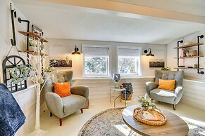 10 Mi to Asheville: Mtn-view Hideaway!