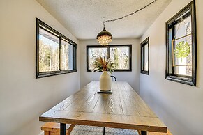 10 Mi to Asheville: Mtn-view Hideaway!