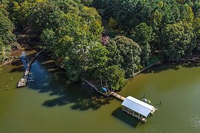 Dine Al Fresco: Reedville Home w/ Dock