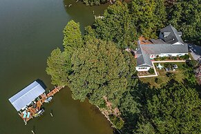 Dine Al Fresco: Reedville Home w/ Dock