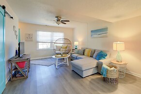 1/2 Mi to Atlantic Beach: Townhome w/ Balcony!