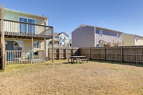 1/2 Mi to Atlantic Beach: Townhome w/ Balcony!