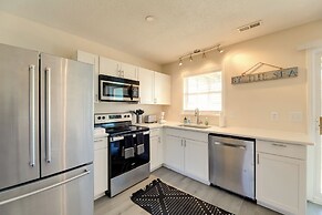 1/2 Mi to Atlantic Beach: Townhome w/ Balcony!