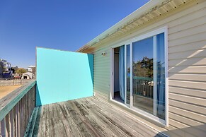 1/2 Mi to Atlantic Beach: Townhome w/ Balcony!