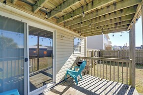 1/2 Mi to Atlantic Beach: Townhome w/ Balcony!