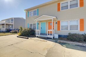 1/2 Mi to Atlantic Beach: Townhome w/ Balcony!