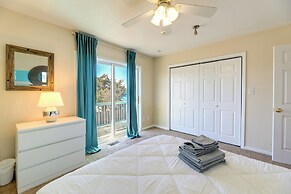 1/2 Mi to Atlantic Beach: Townhome w/ Balcony!