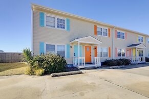 1/2 Mi to Atlantic Beach: Townhome w/ Balcony!