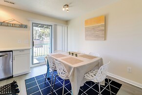 1/2 Mi to Atlantic Beach: Townhome w/ Balcony!