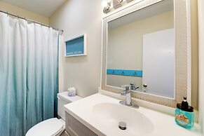 1/2 Mi to Atlantic Beach: Townhome w/ Balcony!