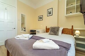 Stylish 2Bed Steps from Iconic Waterloo