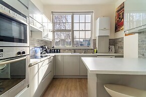 Stylish 2Bed Steps from Iconic Waterloo