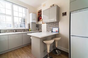Stylish 2Bed Steps from Iconic Waterloo
