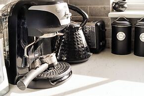 Stylish 2Bed Steps from Iconic Waterloo