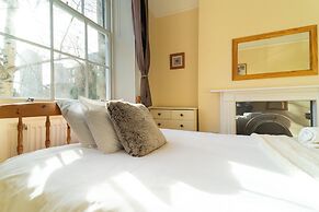 Stylish 2Bed Steps from Iconic Waterloo