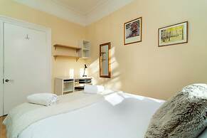 Stylish 2Bed Steps from Iconic Waterloo