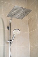 Stylish 2Bed Steps from Iconic Waterloo