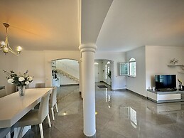 Quarteira Premium Villa by Homing