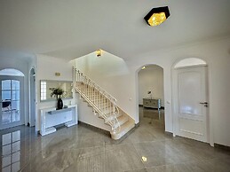 Quarteira Premium Villa by Homing