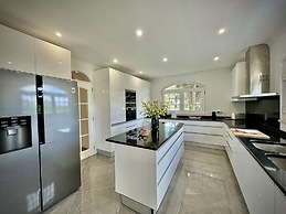 Quarteira Premium Villa by Homing