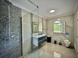 Quarteira Premium Villa by Homing