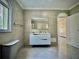 Quarteira Premium Villa by Homing