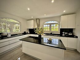 Quarteira Premium Villa by Homing