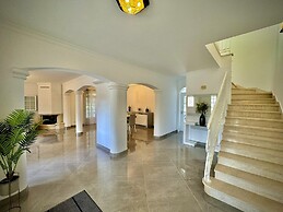 Quarteira Premium Villa by Homing