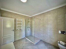 Quarteira Premium Villa by Homing