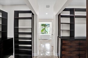 The Grand Luxe 8BR Villa w Pool and Basketball